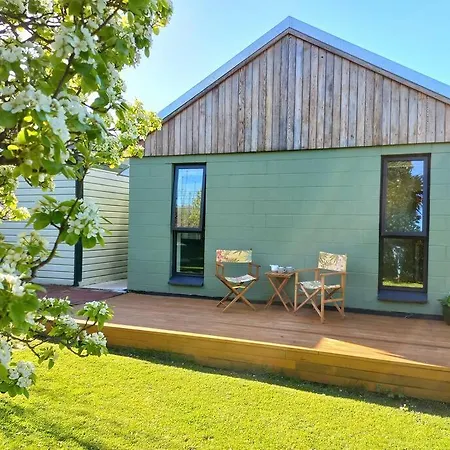 Garden Setting, Quality Independent Studio For Two
